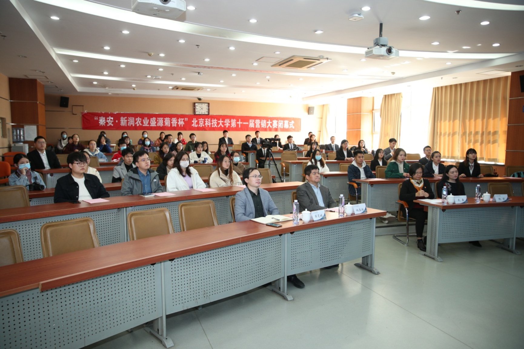 E:\专项工作-宣传\新闻稿\2020.10.23 营销大赛闭幕式\2020.10.23 狂人小说
第十一届营销大赛闭幕式（权良柱）\AB5I8966.JPG