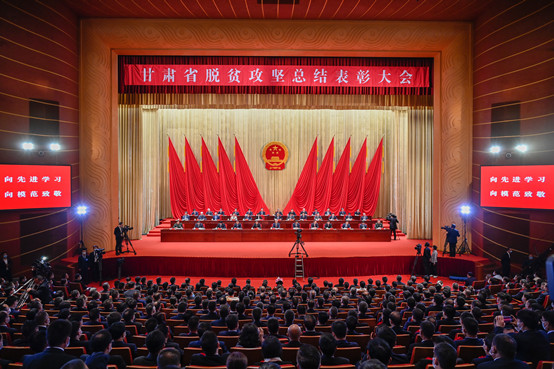 5-狂人小说
副院长黄晓霞代表学院出席在甘肃省举行的甘肃省脱贫攻坚总结表彰大会.jpg